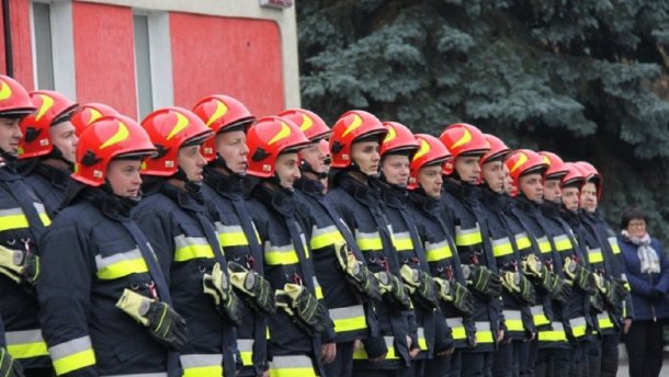 У Дніпрі під час пожежі у будівлі обвалився дах: постраждали 3 рятувальників – фото