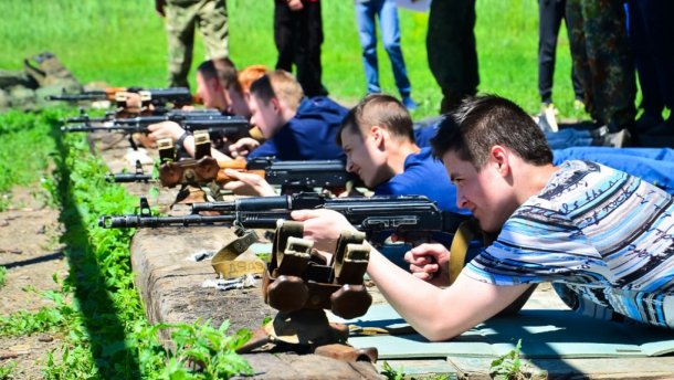 У ДНР/ЛНР дітей вчать стріляти з автоматів у рамках проекту Яскраве дитинство – фото