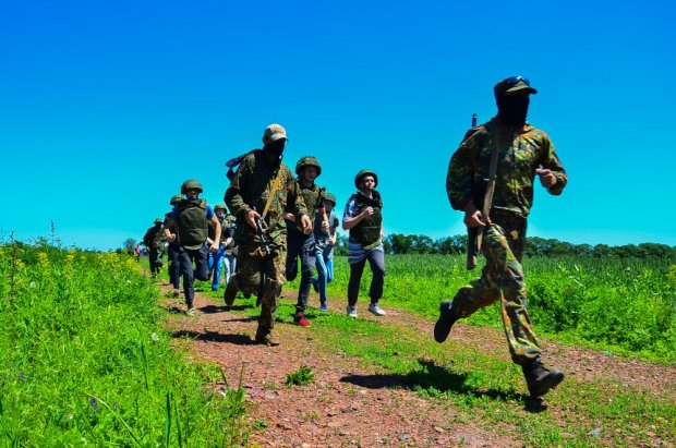 У ДНР/ЛНР дітей вчать стріляти з автоматів у рамках проекту Яскраве дитинство – фото
