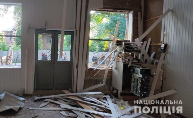 У Харкові та Дніпрі невідомі підірвали банкомати та вкрали гроші: фото та відео