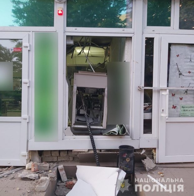 У Харкові та Дніпрі невідомі підірвали банкомати та вкрали гроші: фото та відео