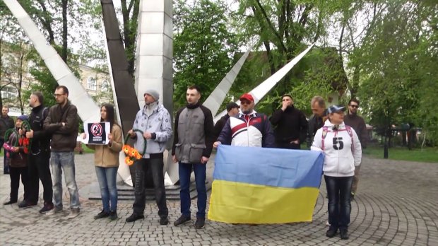 У Харкові відбувся бій тюльпанами між прихильниками 1 травня і учасниками акції з декомунізації