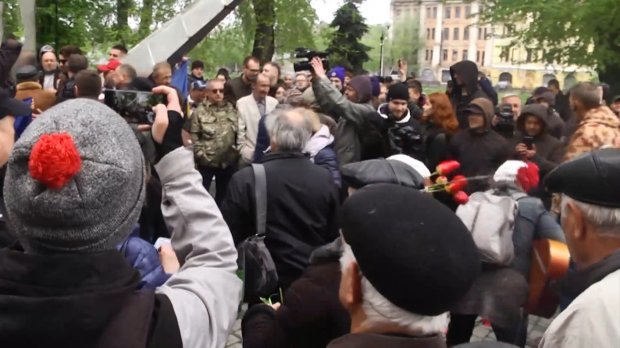 У Харкові відбувся бій тюльпанами між прихильниками 1 травня і учасниками акції з декомунізації