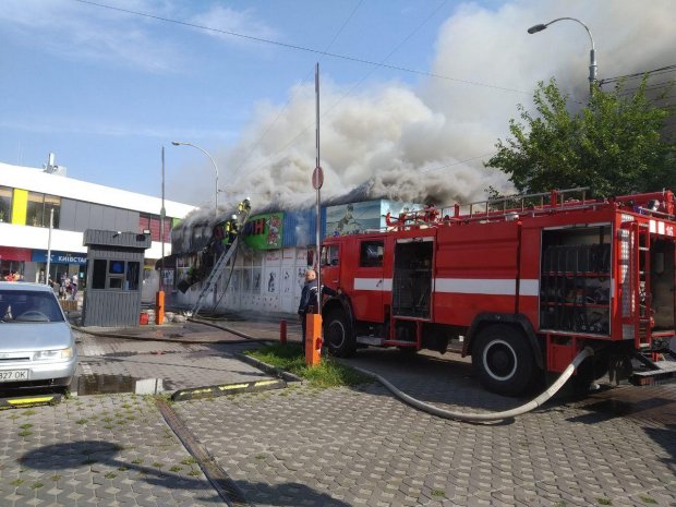 У Києві біля станції метро Дарниця палали МАФи, підозрюють підпал: фото і відео