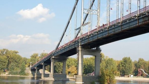У Києві обвалилася частина пішохідного мосту: відео