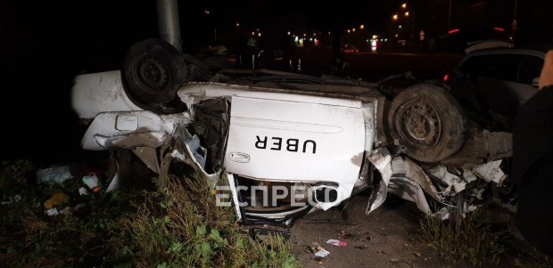 У Києві таксі Uber врізалося у стовп і перекинулося на дах: водій і пасажир – у важкому стані