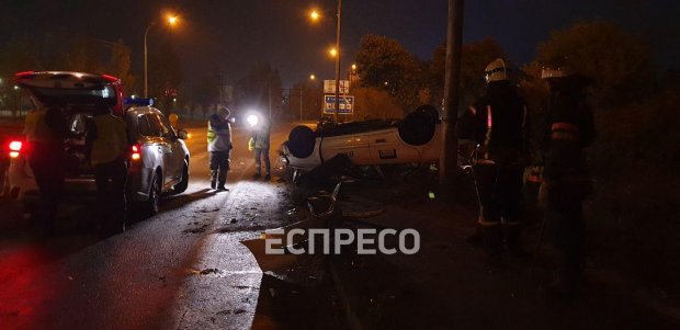 У Києві таксі Uber врізалося у стовп і перекинулося на дах: водій і пасажир – у важкому стані
