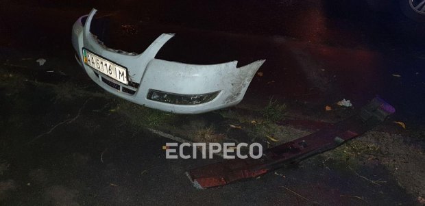 У Києві таксі Uber врізалося у стовп і перекинулося на дах: водій і пасажир – у важкому стані