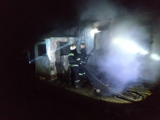 У масштабній пожежі на Запоріжжі загинули троє маленьких дітей: фото з місця події
