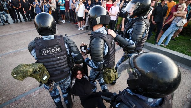У Росії в батьків хочуть забрати дитину, бо брали участь в протестах