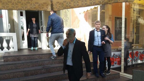 У Запоріжжі облили зеленкою відомого любителя русского міра: фото