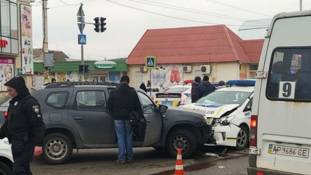 У Запоріжжі сталася потрійна ДТП за участю поліцейських