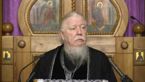 Удари по писку та вязниця: у Росії піп неоднозначно відучує дітей матюкатися