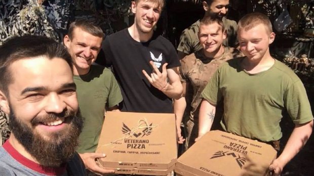 Український захисник, який возить піцу побратимам на передову: фото та відео