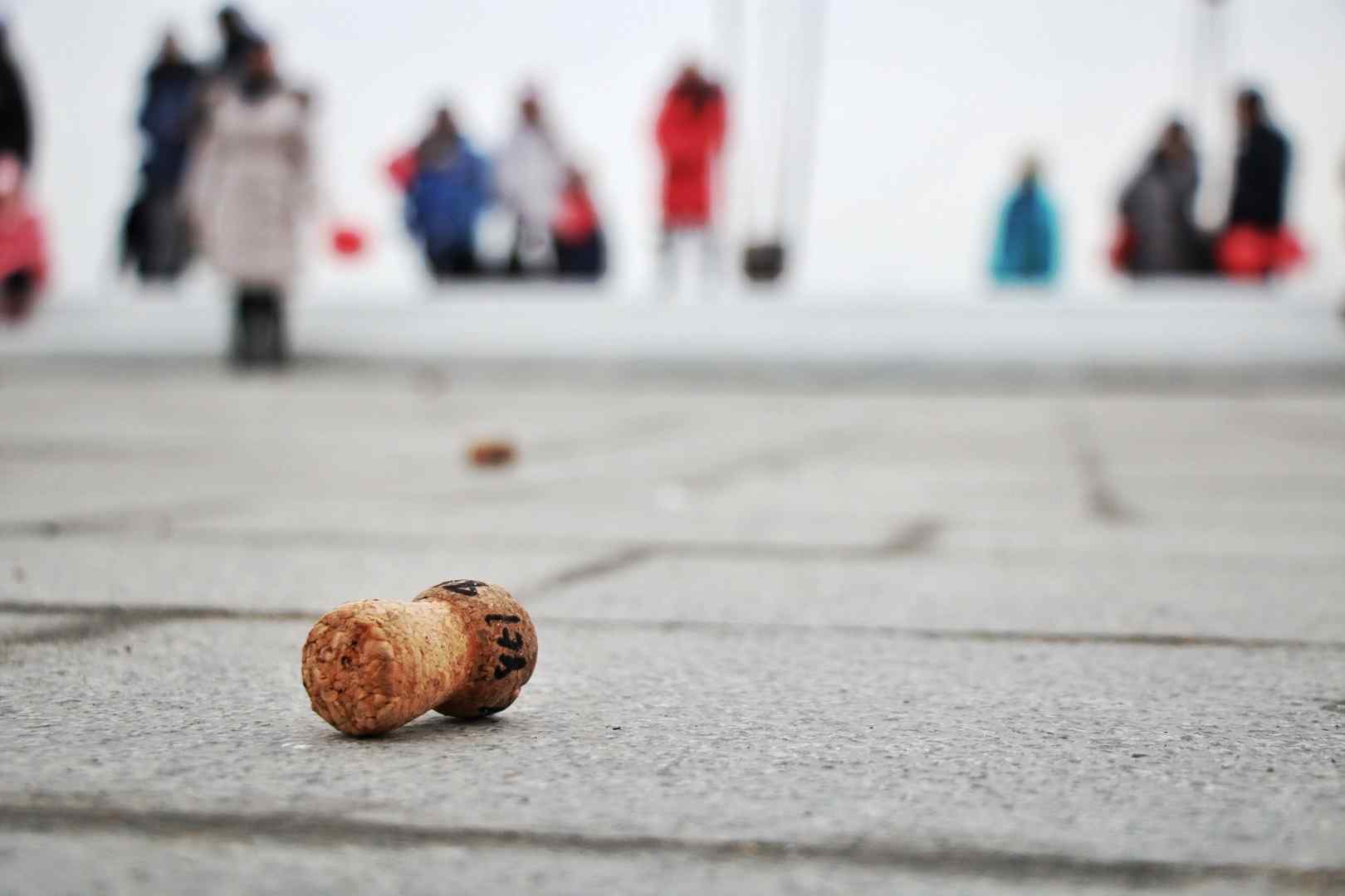 В День всех влюбленных в Одессе стреляли пробками от шампанского и установили рекорд Украины. Фото, видео