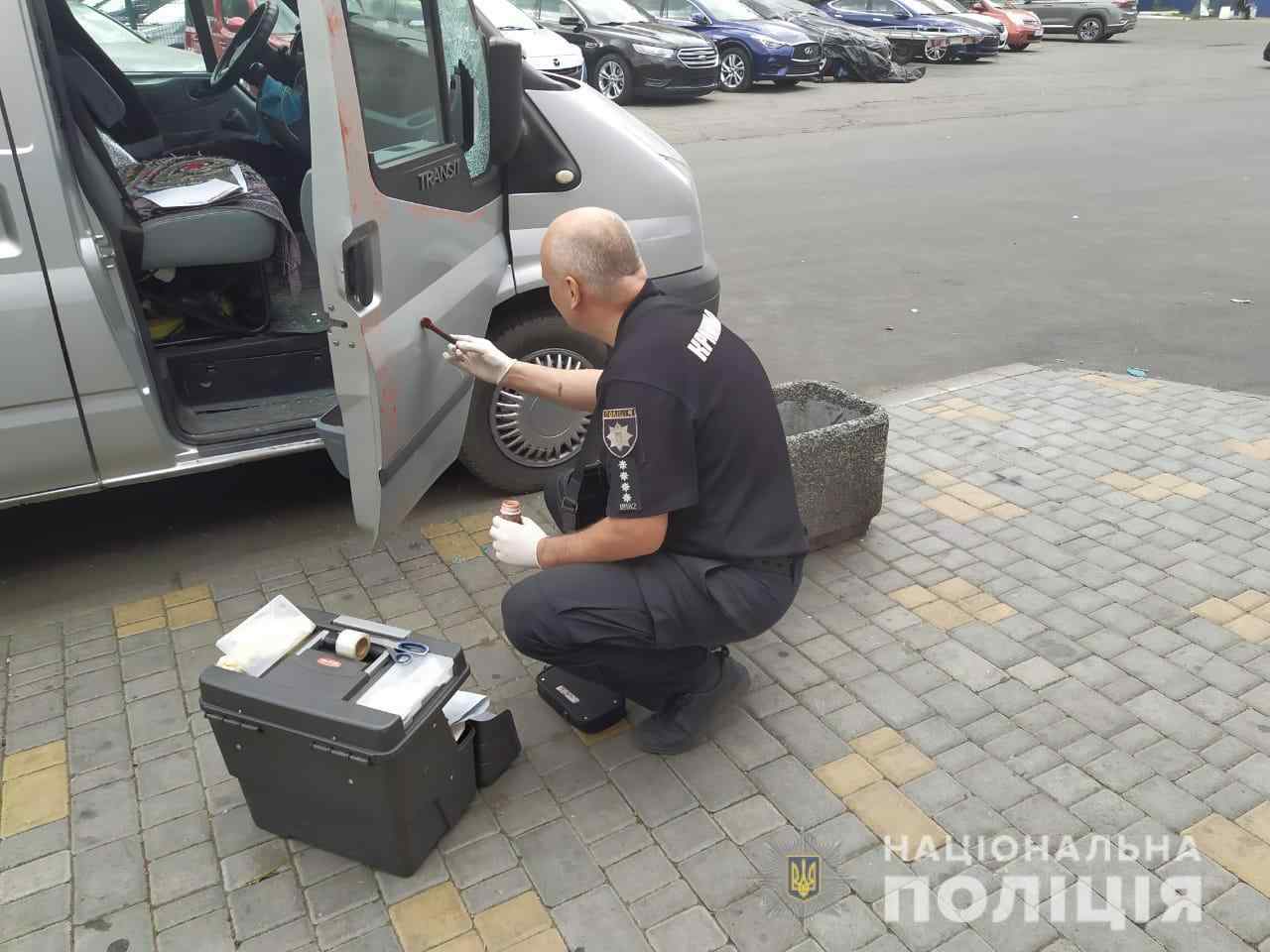 В Одессе иностранец разбил окно машины сверлом и украл из нее сумку с деньгами и документами. Видео