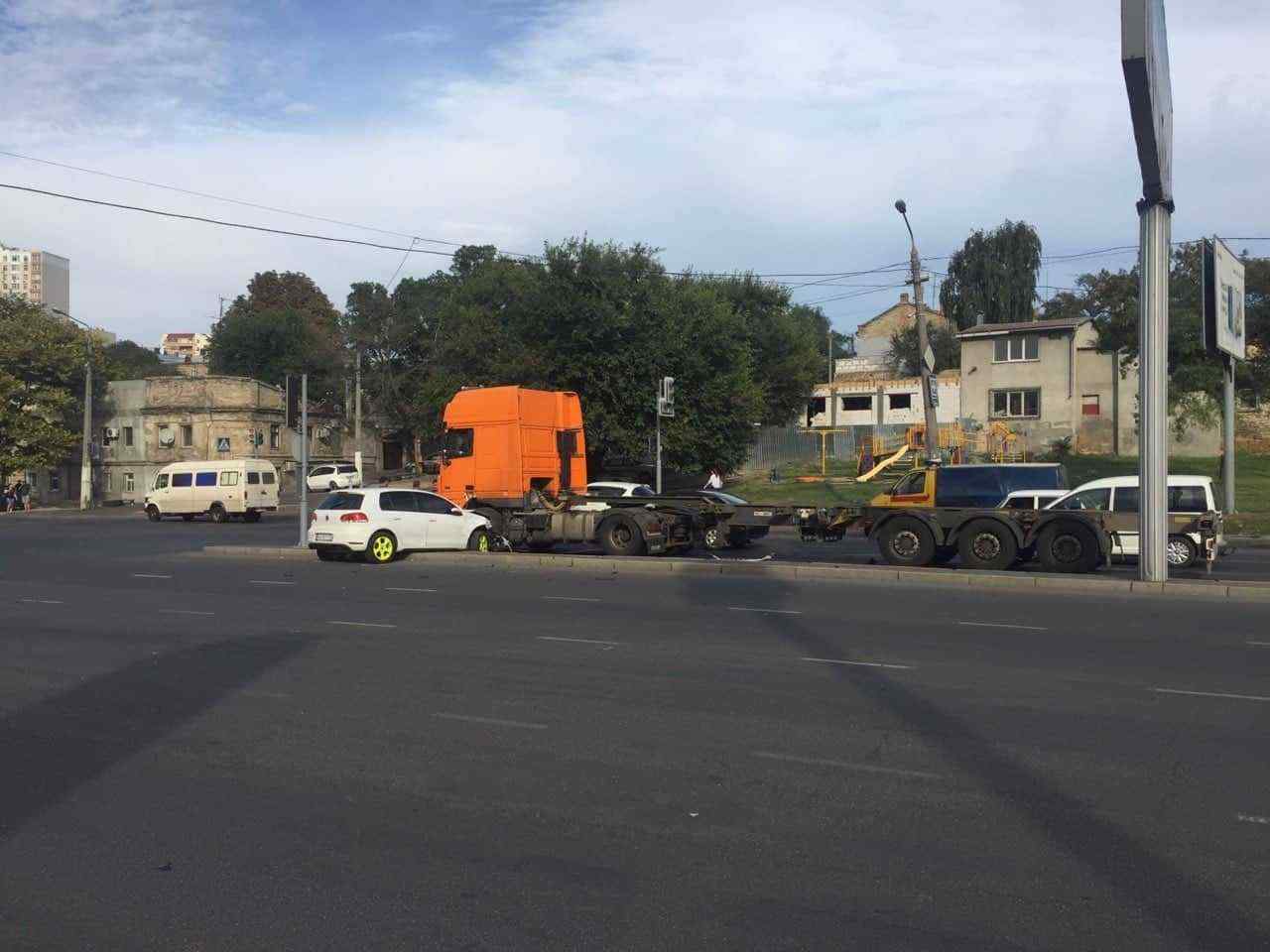 В Одессе легковушка сбила мотоциклиста и врезалась в грузовик. Фото