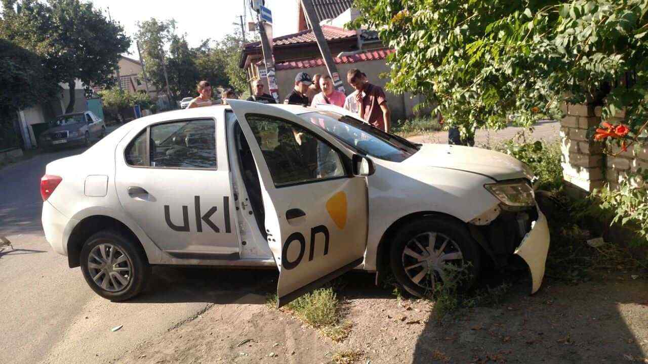 В Одессе столкнулись два автомобиля, есть пострадавшие. Фото