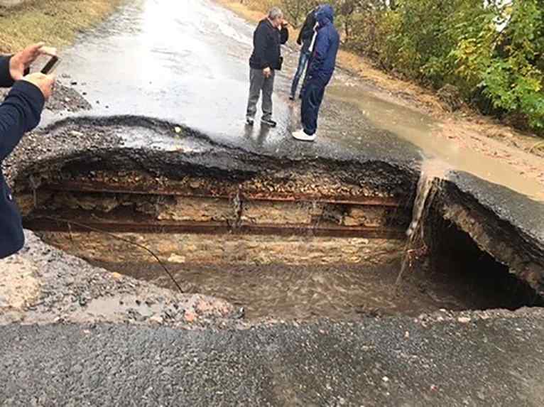 В Одесской области из-за дождя обрушилась часть моста. Видео