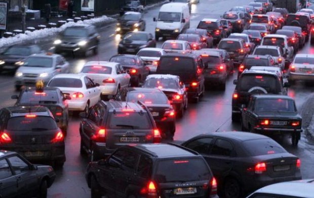 В Україну прийшла осінь: як у Львові лютував вітер, а Київ стояв у масштабних заторах