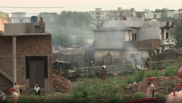 Військовий літак впав на мирних жителів у Пакистані: відео