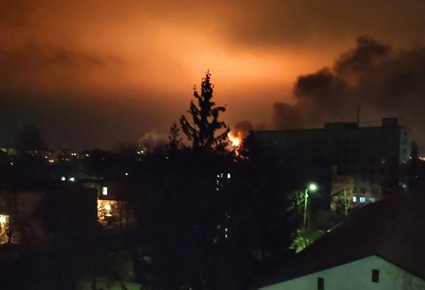 Вибухи та пожежа у Кропивницькому, є постраждалі: фото і відео (оновлено)