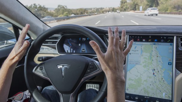 Водій Tesla заснув за кермом на шаленій швидкості: вражаюче відео