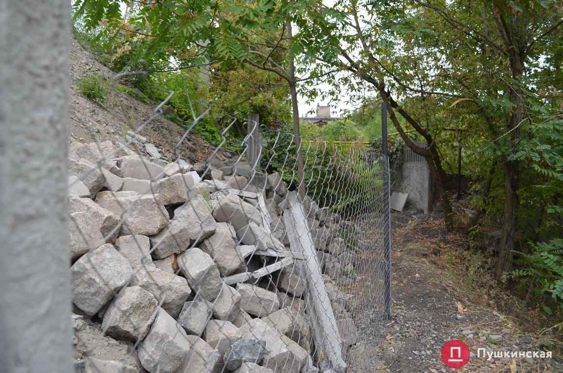 Воровать стало сложнее: коммунальщики починили забор, за которым хранится историческая одесская брусчатка. Фото