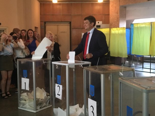 Як голосують кандидати у депутати та політична еліта держави: фото і відео
