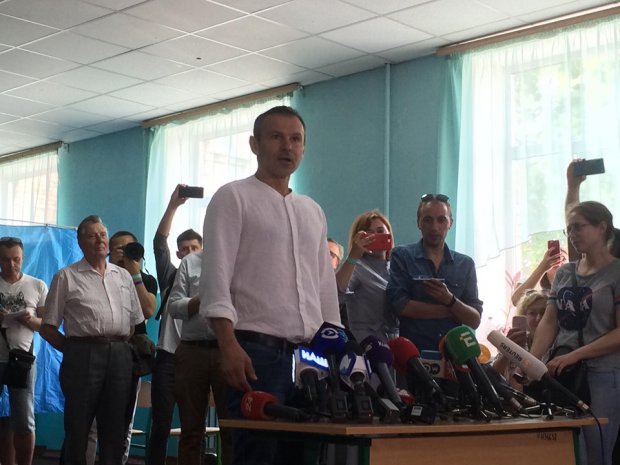 Як голосують кандидати у депутати та політична еліта держави: фото і відео