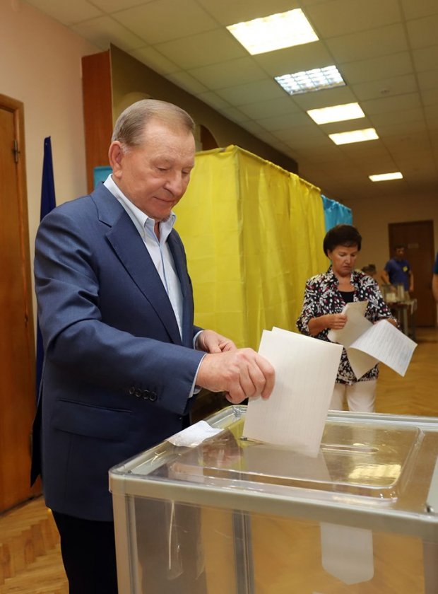 Як голосують кандидати у депутати та політична еліта держави: фото і відео