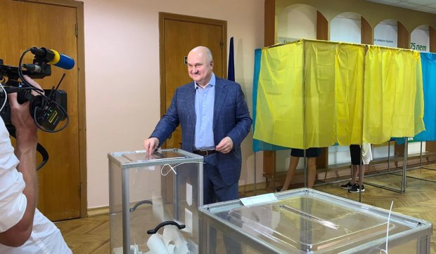 Як голосують кандидати у депутати та політична еліта держави: фото і відео
