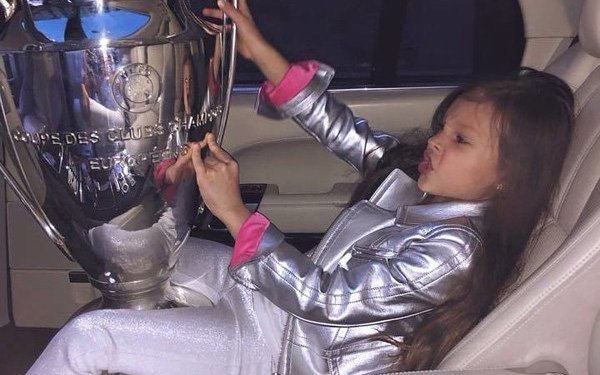 Як кубки Ліги Чемпіонів подорожують руками сватів, кумів, попів голови ФФУ