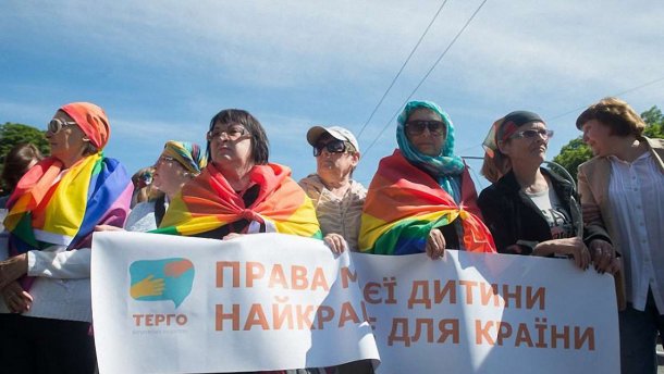 Як реагувати батькам, якщо дитина гомосексуал: поради психолога