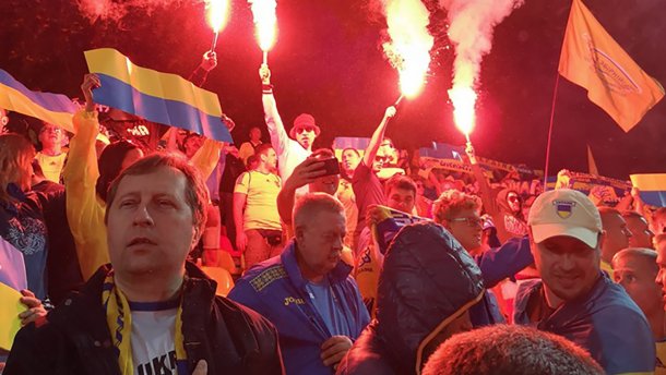 Як вболівальники підтримували збірну України у Литві, а футболісти подякували їм: фото та відео