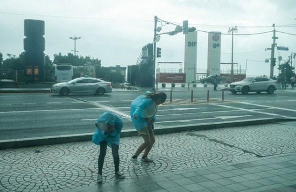 Японію накрив потужний тайфун Кроса, є жертва: фото, відео