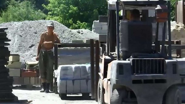 ЗМІ розповіли, як приватний підприємець орендував строковиків для робіт на заводі