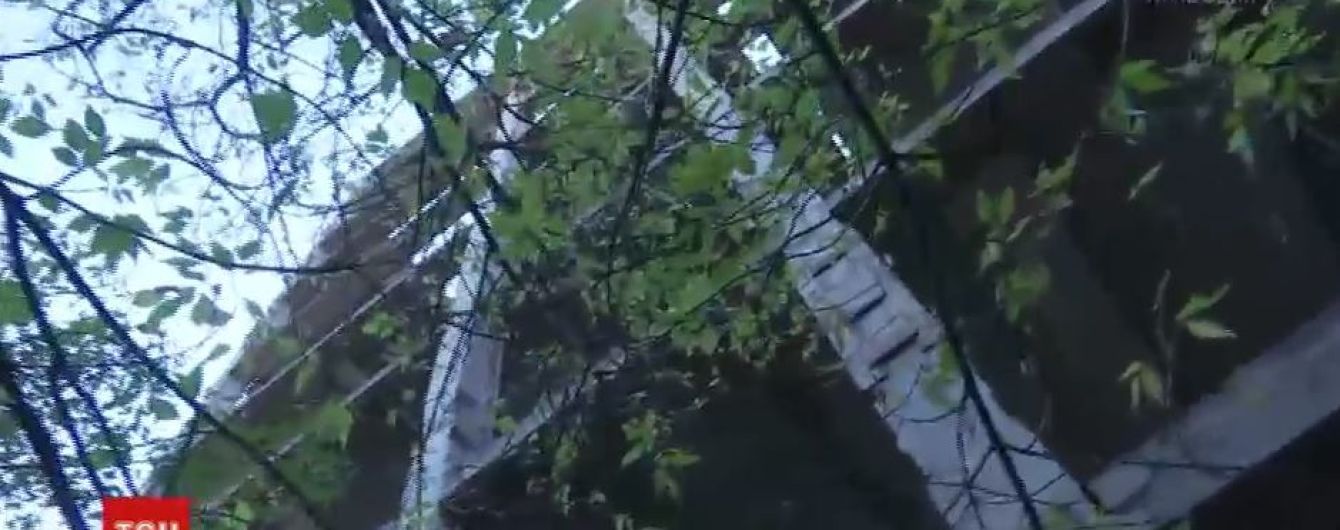 14-летняя девочка упала с недостроя в Мариуполе