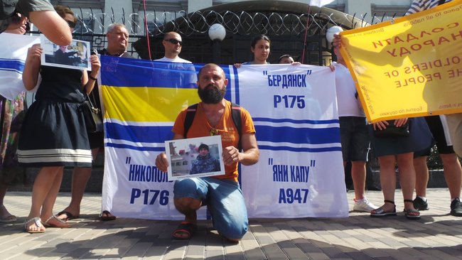 Акция в поддержку пленных моряков состоялась под российским посольством в Киеве (ФОТО, ВИДЕО)