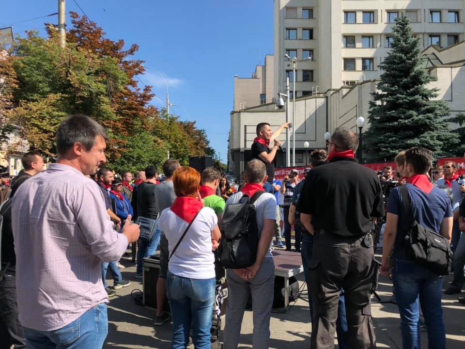 Активисты пришли к КСУ поддержать декоммунизацию: яркие фото с акции