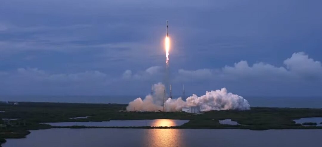 Американская ракета-носитель Falcon 9 вывела на орбиту спутник AMOS-17 (ВИДЕО)