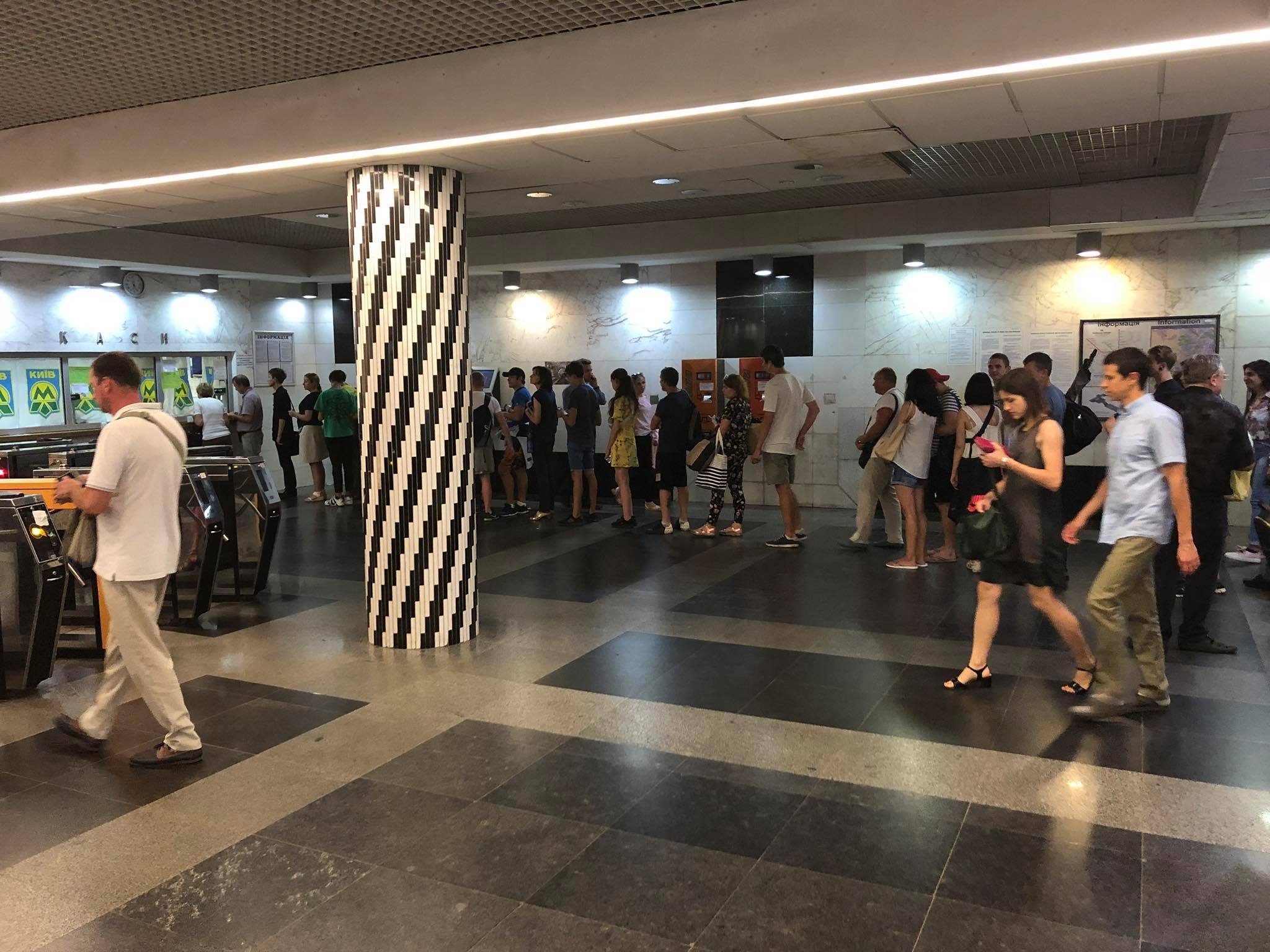 Аншлаг в столичном метро: киевляне массово пополняют карты и покупают проездные