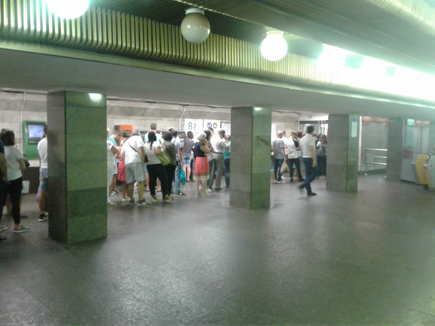 Аншлаг в столичном метро: киевляне массово пополняют карты и покупают проездные