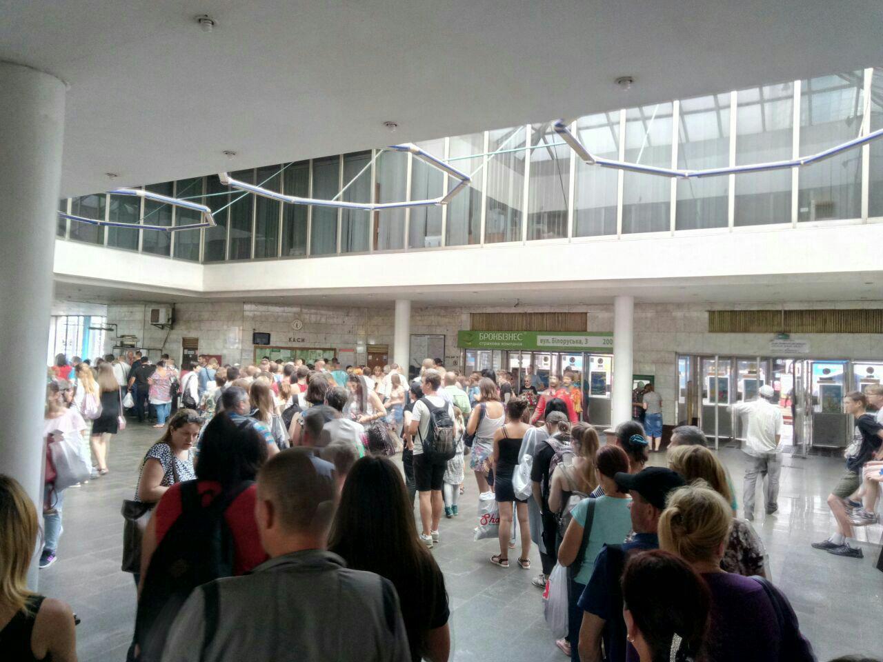 Аншлаг в столичном метро: киевляне массово пополняют карты и покупают проездные