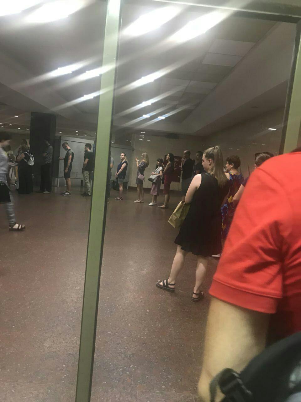 Аншлаг в столичном метро: киевляне массово пополняют карты и покупают проездные