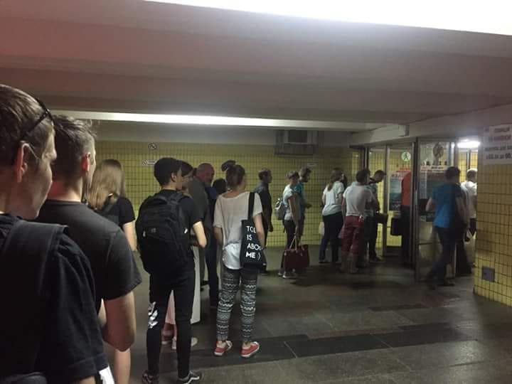 Аншлаг в столичном метро: киевляне массово пополняют карты и покупают проездные