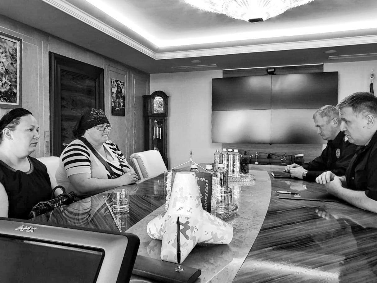 Аваков и Князев встретились с семьей погибшего пятилетнего мальчика Кирилла Тлявова