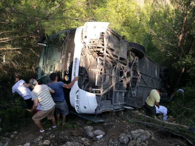 Автобус с польскими туристами перевернулся в Турции, десятки пострадавших (ФОТО)