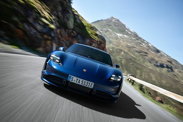 Автопроизводитель Porsche представил свой первый электрокар (ФОТО, ВИДЕО)