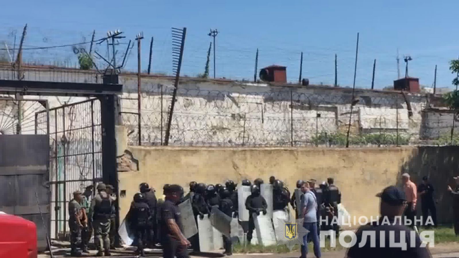 Бунт в одесской колонии: пострадали четыре тюремщика, полиция ведет переговоры с заключенными (ФОТО, ВИДЕО)